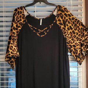 Cute black & leopard print trim flowy top! Size 4x